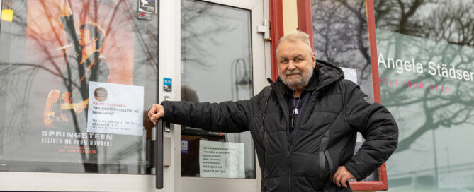 Rolf utanför biograf saga - Trollängen Bostad